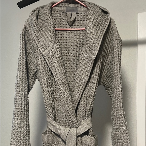 Elegant Gray Supima cotton Waffle Knit Robe by Onsen - Picture 2 of 7